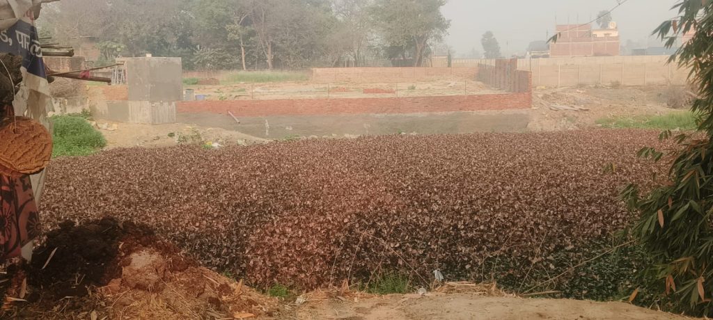 सरकारी तालाब पर कब्जे की इमारत, प्रशासन की खामोशी दतौली में धड़ल्ले से मिट रही सरकारी जमीन उन्नाव।असोहा ब्लॉक के दतौली गांव में सरकारी तालाब पर हो रहे अवैध निर्माण ने प्रशासनिक व्यवस्था पर गंभीर सवाल खड़े कर दिए हैं। गांव के बीचों-बीच स्थित यह मुख्य तालाब, जिसमें पूरे गांव की नालियों का पानी जाता है, आज कब्जेदारों की नजरों में आ गया है और हैरानी की बात यह है कि जिम्मेदार विभाग तमाशबीन बना बैठा है। ग्रामीणों के अनुसार तालाब की जमीन पर पहले धीरे-धीरे कब्जा किया गया और अब खुलेआम नया निर्माण खड़ा किया जा रहा है। दिनदहाड़े सरकारी भूमि पर दीवारें खड़ी हो रही हैं, लेकिन न तो राजस्व विभाग की नींद खुल रही है और न ही प्रशासन इस अवैध खेल पर लगाम लगाने के लिए आगे आ रहा है। इससे साफ झलकता है कि या तो जिम्मेदारों की नजर इस ओर गई ही नहीं या फिर सब कुछ जानकर भी अनदेखी की जा रही है। ग्रामीणों का कहना है कि यदि यही हाल रहा तो जल्द ही तालाब का अस्तित्व ही खत्म हो जाएगा। गांव की जल निकासी व्यवस्था पूरी तरह इसी तालाब पर निर्भर है। तालाब सिकुड़ने का सीधा मतलब है कि आने वाले दिनों में गांव जलभराव और गंदगी की गंभीर समस्या से जूझेगा। लोगों का आरोप है कि सरकारी जमीन पर कब्जे का यह खेल प्रशासन की लापरवाही और ढीले रवैये के बिना संभव नहीं है। सवाल यह भी उठ रहा है कि जब गांव का मुख्य सरकारी तालाब ही सुरक्षित नहीं है, तो बाकी सार्वजनिक जमीनों की सुरक्षा की जिम्मेदारी आखिर किसके भरोसे है। ग्रामीणों ने जिला प्रशासन से तत्काल हस्तक्षेप कर अवैध निर्माण को ध्वस्त कराने और तालाब की जमीन को कब्जामुक्त कराने की मांग की है। लोगों का कहना है कि अगर प्रशासन ने समय रहते कार्रवाई नहीं की तो दतौली का यह ऐतिहासिक तालाब भी अवैध कब्जों की भेंट चढ़ जाएगा।